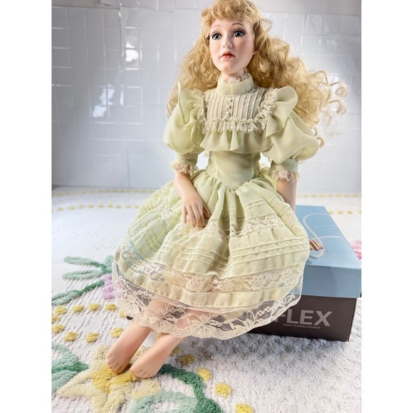 William Tung Other - William Tung‎ Sabrina Porcelain Doll Limited Edition 395/1000 Vintage 1993 Green